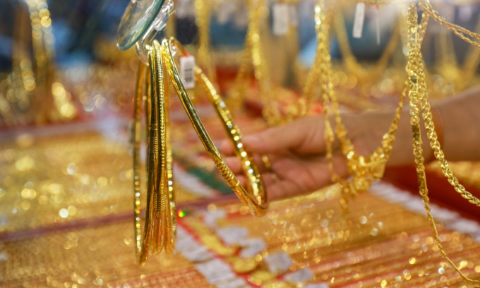 Gold prices drop slightly