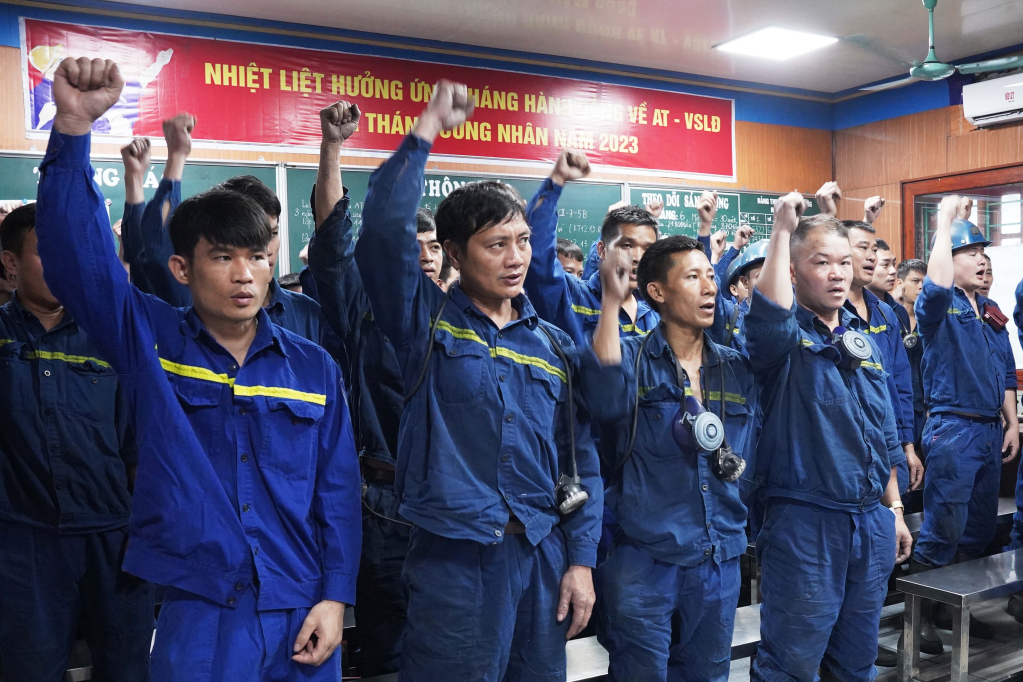 Trước khi đặt chân xuống lò sản xuất khẩu hiệu an toàn được đồng vang thể hiện tình thần đoàn kết quyết tâm giữ vững an toàn lao động của công nhân Phân xưởng Khai thác 4.