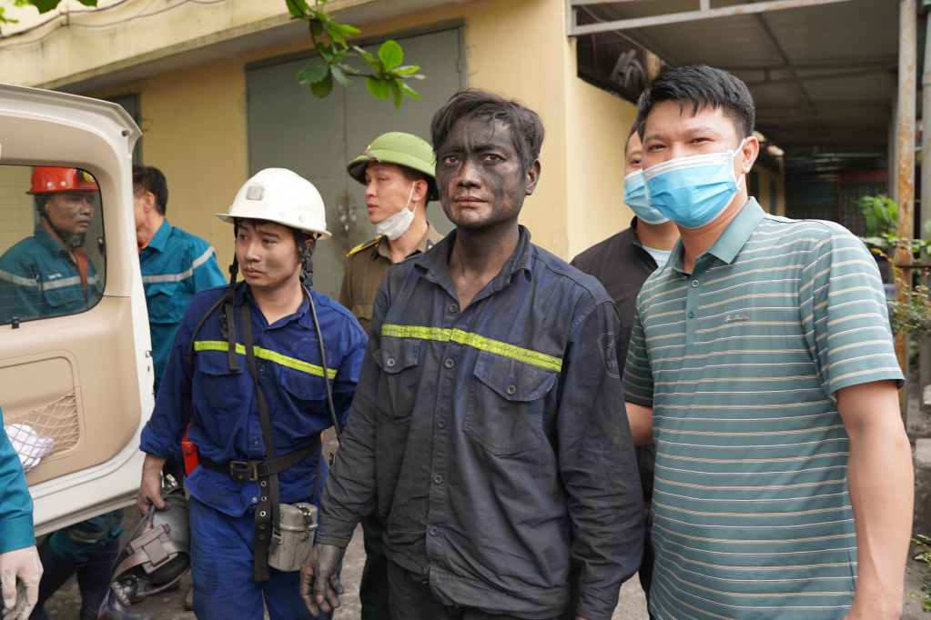 Sau gần 15 tiếng đồng hồ nỗ lực, chạy đua với thời gian, lực lượng cứu hộ đã giải cứu thành công 2 công nhân bị mắc kẹt dưới lò do sự cố tụt đổ lò. Đây là cuộc giải cứu thành công chưa từng có trong tiền lệ của Công ty CP Than Vàng Danh.