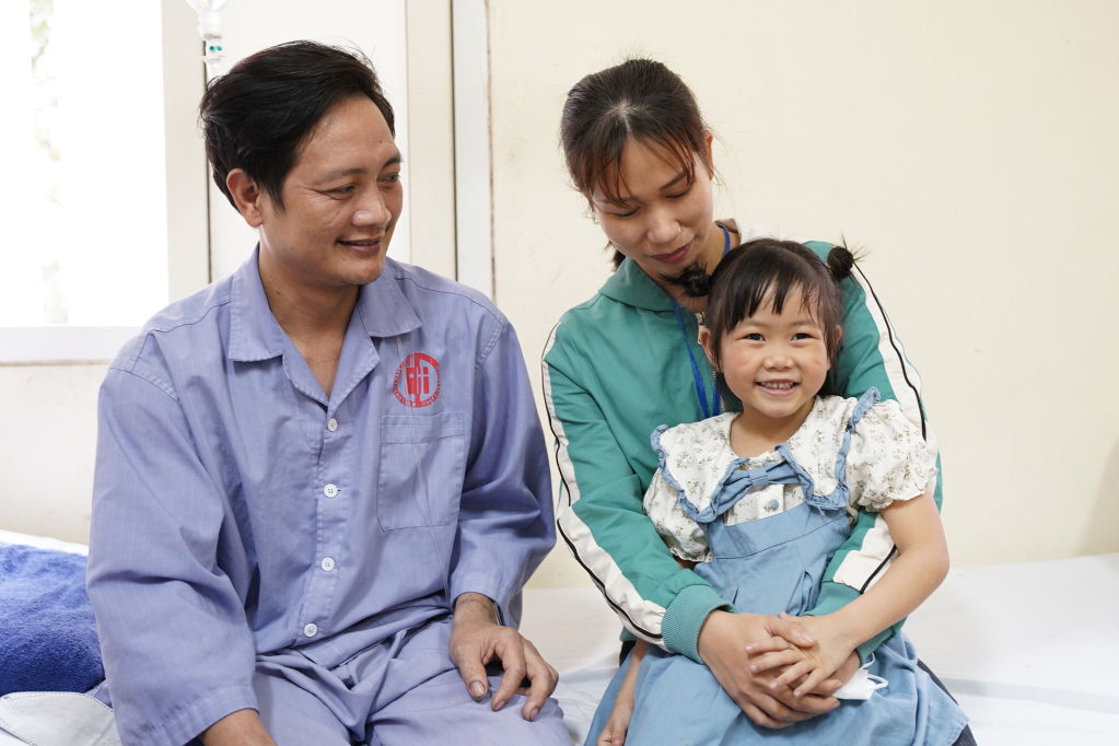 “Suốt 15 tiếng mắc kẹt dưới lò, tôi chỉ nghĩ tới gia đình và đồng nghiệp của mình. Giữa lúc khó khăn nhất, trái tim tôi luôn mách bảo chắc chắn đồng nghiệp sẽ giải cứu được mình”- Thợ lò Bùi Tất Tuyên chia sẻ.