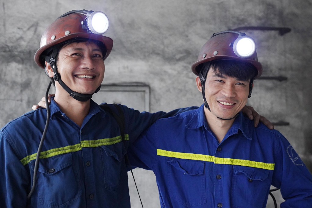 Vượt qua lằn ranh sinh tử, tưởng chừng công nhân Bùi Tất Tuyên và Phạm Công Nhiên sẽ bỏ nghề tìm kiếm công việc khác thay thế. Thế nhưng, bằng tình yêu nghề các anh vẫn bám trụ công việc này. Giờ đây khẩu hiệu: “An toàn lao động” trở thành 4 chữ “vàng” đáng quý nhất với họ.