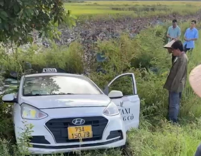 Bàng hoàng phát hiện người đàn ông tử vong dưới xe taxi bên hồ sen 2