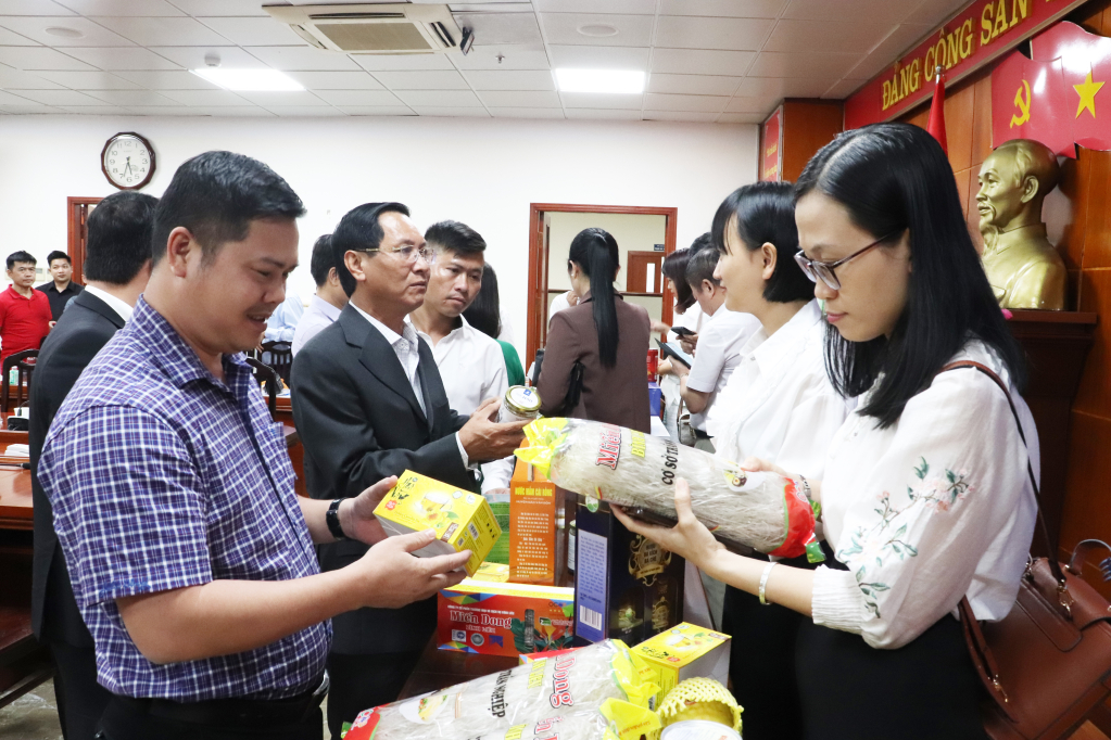 Các doanh nghiệp Cần Thơ quan tâm, tìm hiểu sản phẩm OCOP Quảng Ninh tại hội nghị kết nối tiêu thụ sản phẩm giữa Sở Công Thương tỉnh Quảng Ninh và Sở Công Thương Cần Thơ.
