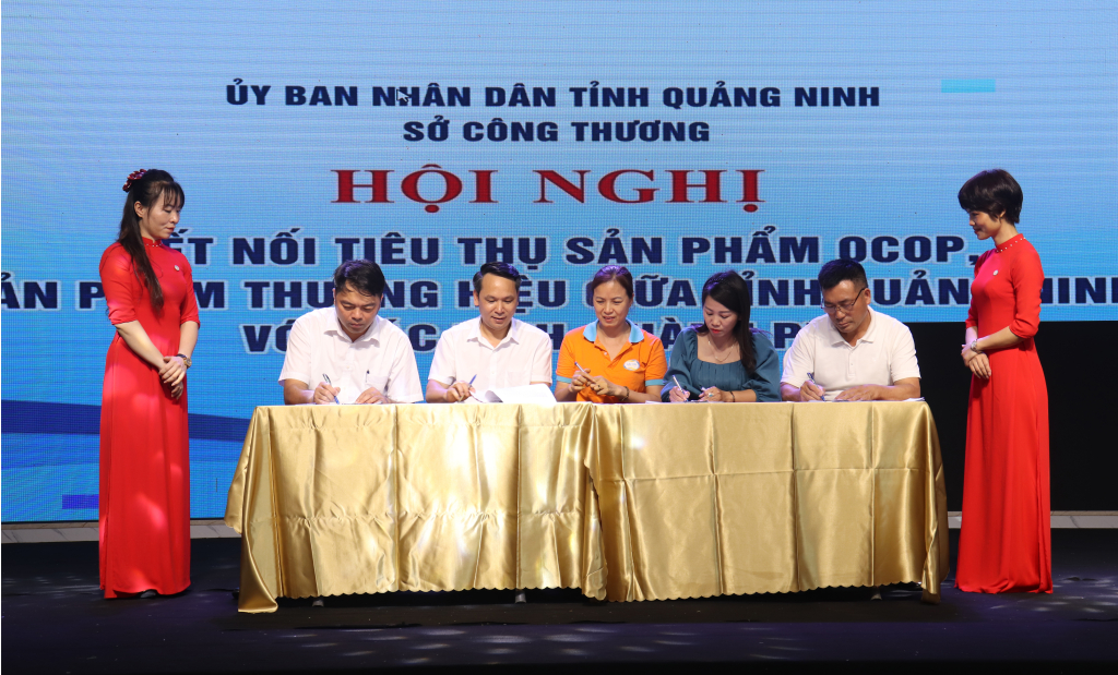 Đại diện các doanh nghiệp sản xuất và đơn vị phân phối ký kết biên bản hợp tác tại Hội nghị kết nối tiêu thụ sản phẩm OCOP, sản phẩm thương hiệu giữa tỉnh Quảng Ninh và các tỉnh, thành phố phía Bắc, tháng 7/2023.