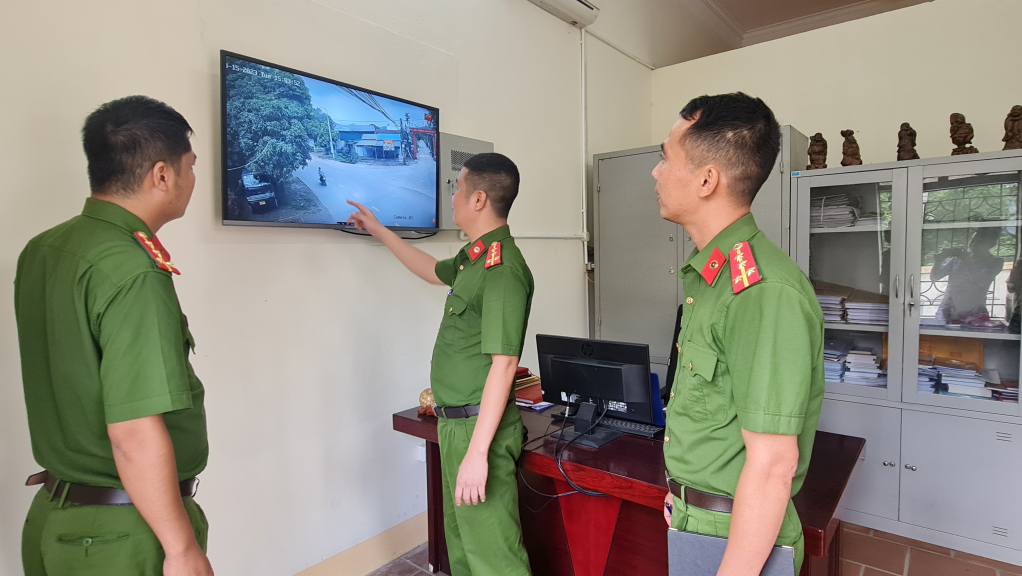 Đại uý Vinh cùng đồng đội quan sát tình hình địa bàn qua mô hình camera.