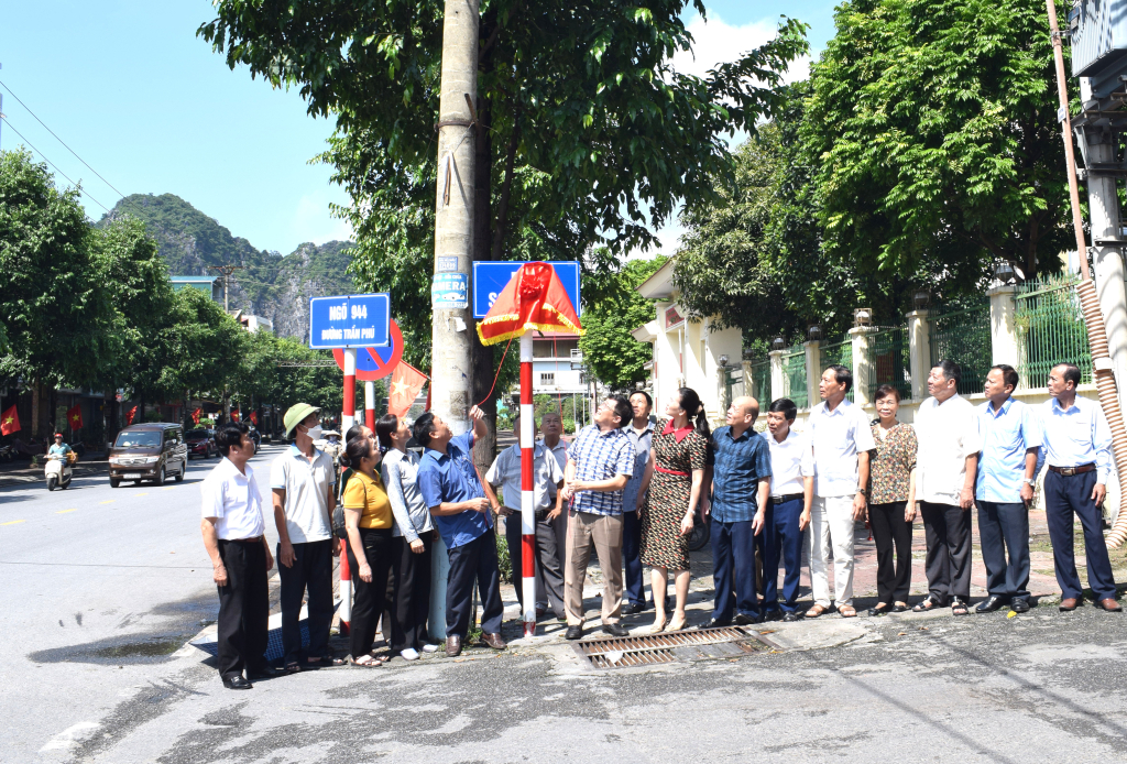 Khu phố Sơn Thạch đã có tên từ lâu nhưng nay mới chính thức được tổ chức Lễ gắn biển tên phố