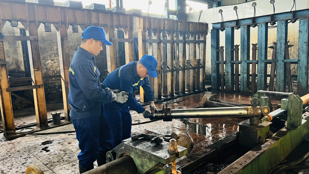 Công nhân phân xưởng Máy mỏ hăng say lao động.