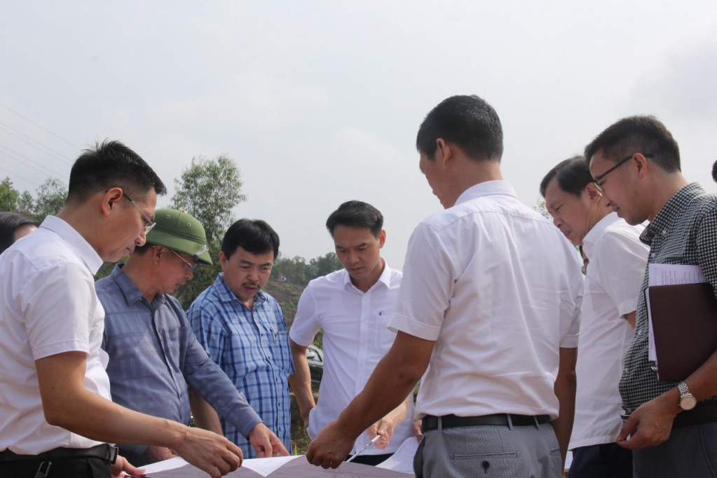 Lãnh đạo Tập đoàn TKV kiểm tra hiện trường mặt bằng của Dự án khai thác hầm lò khu Tân Yên - Mỏ Đông Tràng Bạch. Ảnh: Việt Trung - CTV cung cấp chụp tháng 7/2023