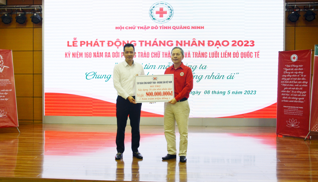 Đại diện Tập đoàn Công nghiệp Than - Khoáng sản Việt Nam trao hỗ trợ kinh phí xây dựng 