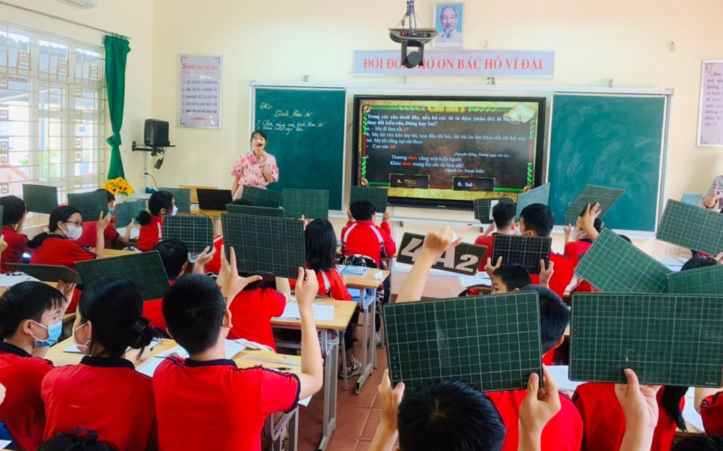 Trong giờ lên lớp của cô Trần Thị Dung, giáo viên Trường THCS Lý Tự Trọng (phường Giếng Đáy, TP Hạ Long).