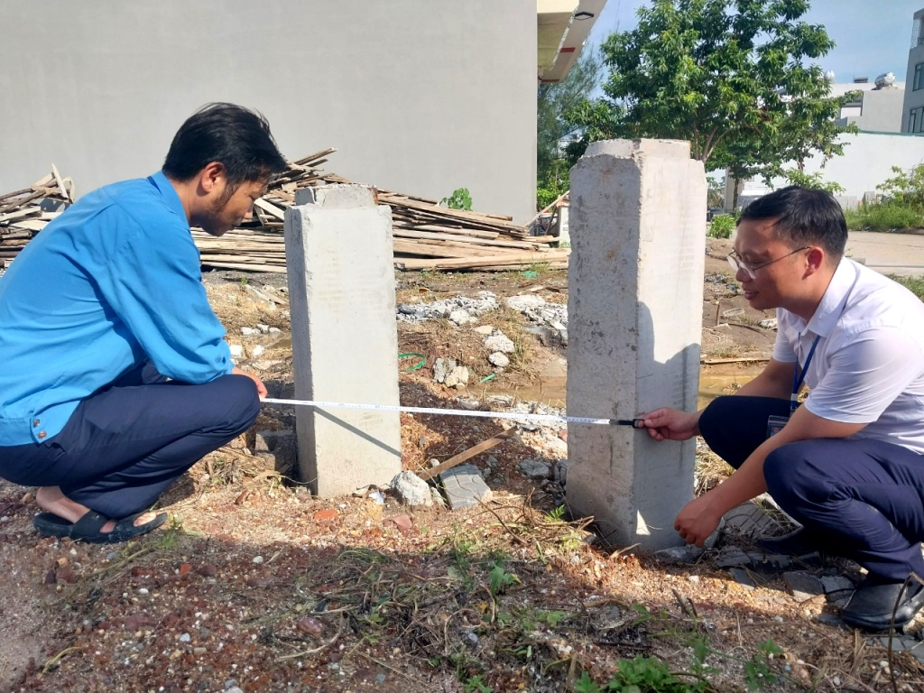 Cán bộ Đội kiểm tra trật tự xây dựng và môi trường huyện Vân Đồn phối hợp với cán bộ địa chính kiểm tra công trình xây dựng.