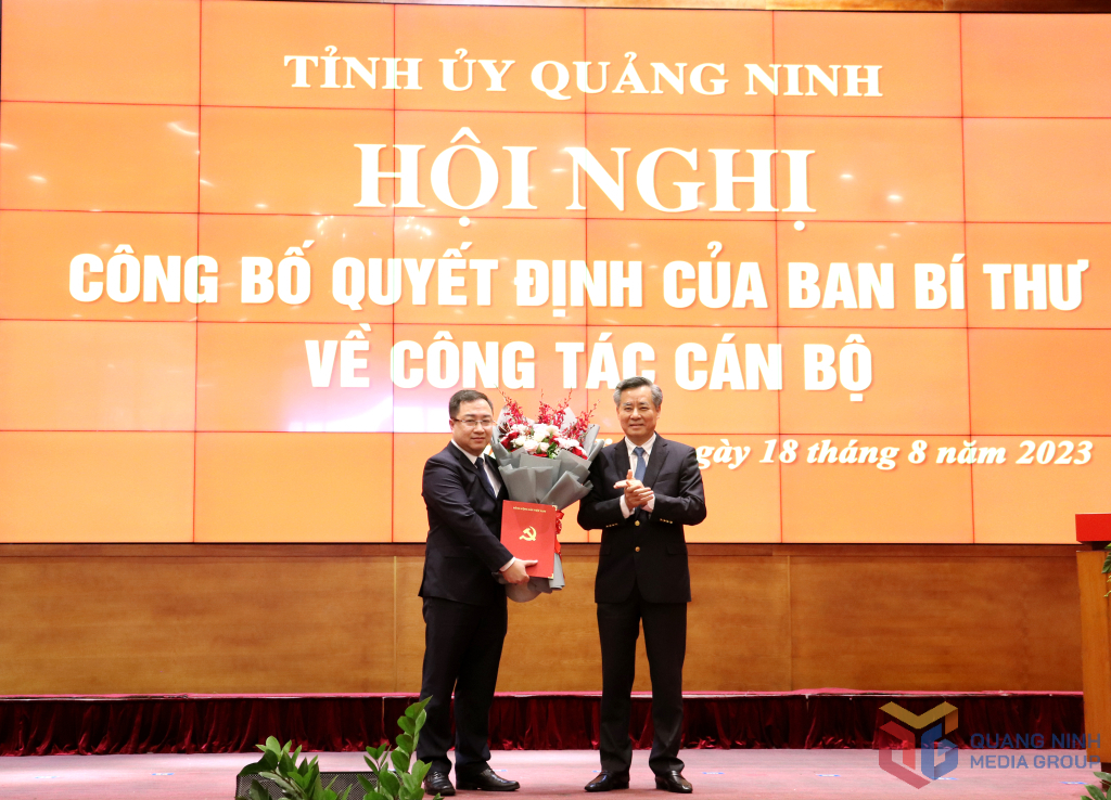 Đồng chí Nguyễn Quang Dương, Ủy viên Trung ương Đảng, Phó Trưởng Ban Tổ chức Trung ương trao Quyết định của Ban Bí thư cho đồng chí Đặng Xuân Phương, Phó Bí thư Tỉnh ủy Quảng Ninh.
