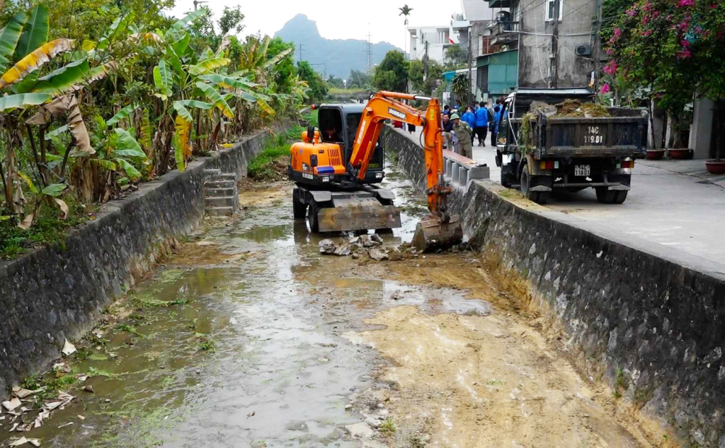 TP Cẩm Phả tập trung máy móc, phương tiện nạo vét các tuyến kênh mương, khơi thông dòng chảy.