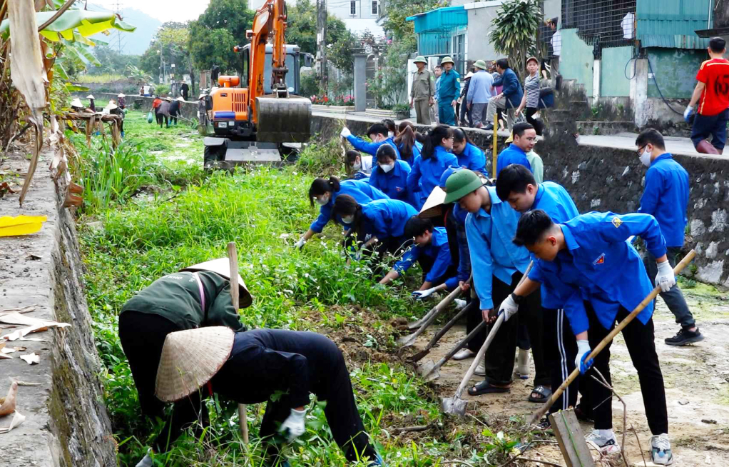 Người dân và lực lượng ĐVTN phường Quang Hanh vệ sinh môi trường, nạo vét kênh mương thoát nước, chủ động ứng phó với mưa bão.