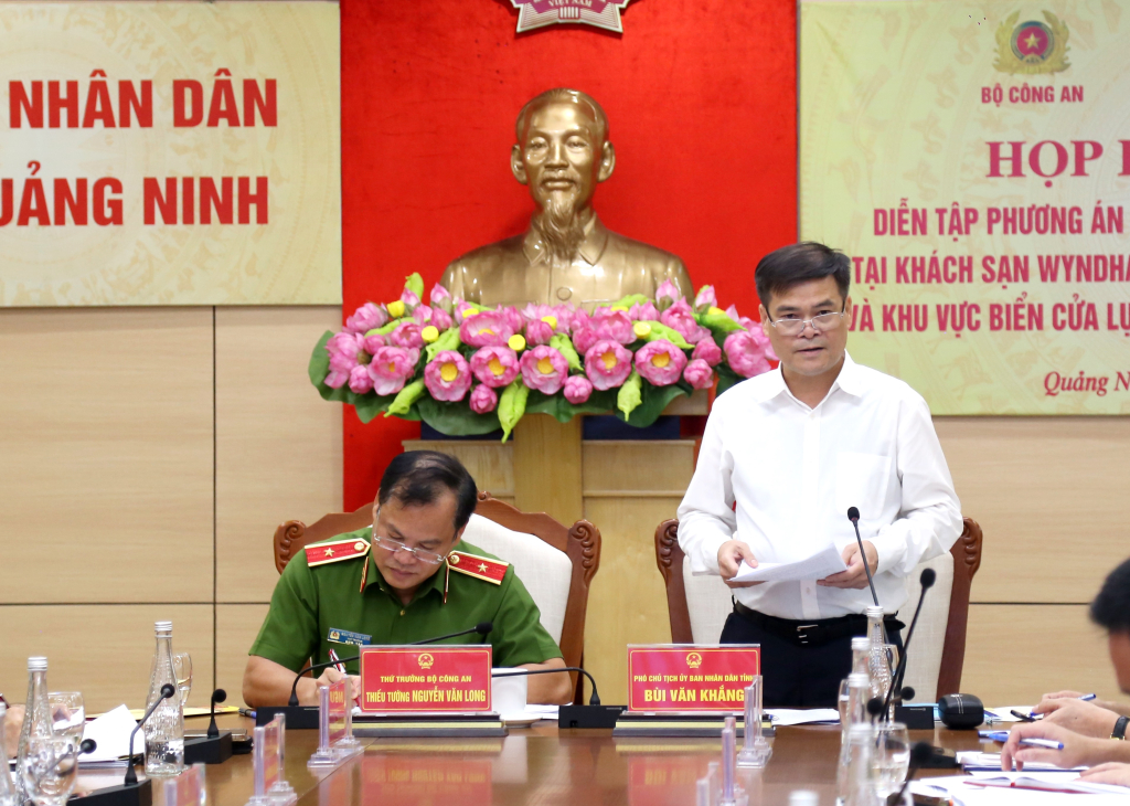 Đồng chí Bùi Văn Khắng, Phó Chủ tịch UBND tỉnh, Trưởng Ban chỉ đạo PCCC&CNCH tỉnh Quảng Ninh phát biểu tại hội nghị.