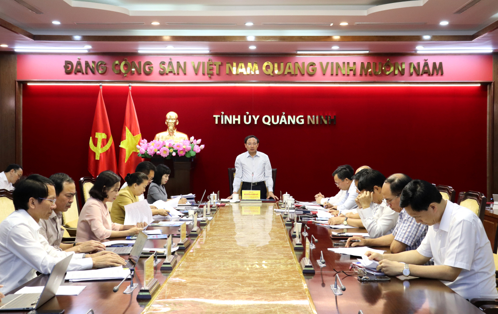 Đồng chí Nguyễn Xuân Ký, Ủy viên Trung ương Đảng, Bí thư Tỉnh ủy, Chủ tịch HĐND tỉnh chủ trì cuộc họp.