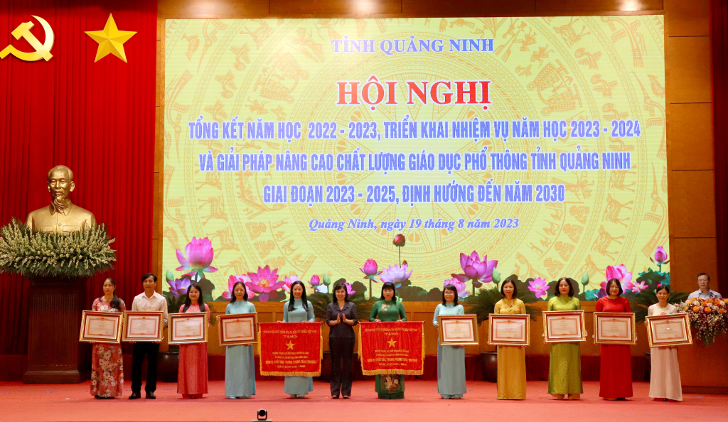 Đồng chí Trịnh Thị Minh Thanh, Phó Bí thư Thường trực Tỉnh ủy trao Cờ thi đua và Bằng khen của Chính phủ cho các tập thể và cá nhân.