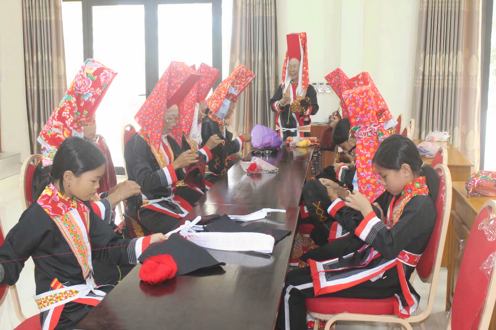 Học sinh trên địa bàn xã Quảng Lâm (huyện Đầm Hà) học kỹ thuật thêu các hoa văn trên trang phục truyền thống.