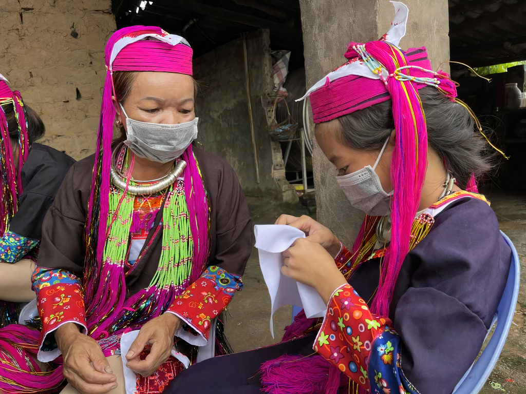 Phụ nữ Dao Thanh Y xã Vô Ngại (huyện Bình Liêu) thêu trang phục truyền thống.