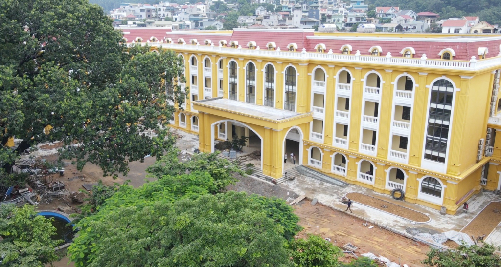 Trường THPT Cẩm Phả được xây dựng mới để đón chào năm học mới 2023-2024.