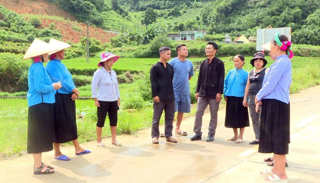 Người dân xã Đại Dực (huyện Tiên Yên) trên con đường mới vừa hoàn thành.
