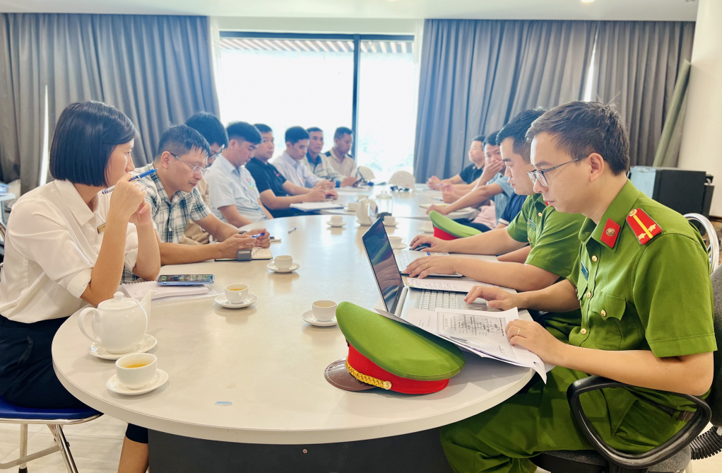 Cán bộ Phòng Cảnh sát PCCC&CNCH(Công an tỉnh) kiểm tra hồ sơ PCCC của dự án khách sạn Sea stars Hạ Long.