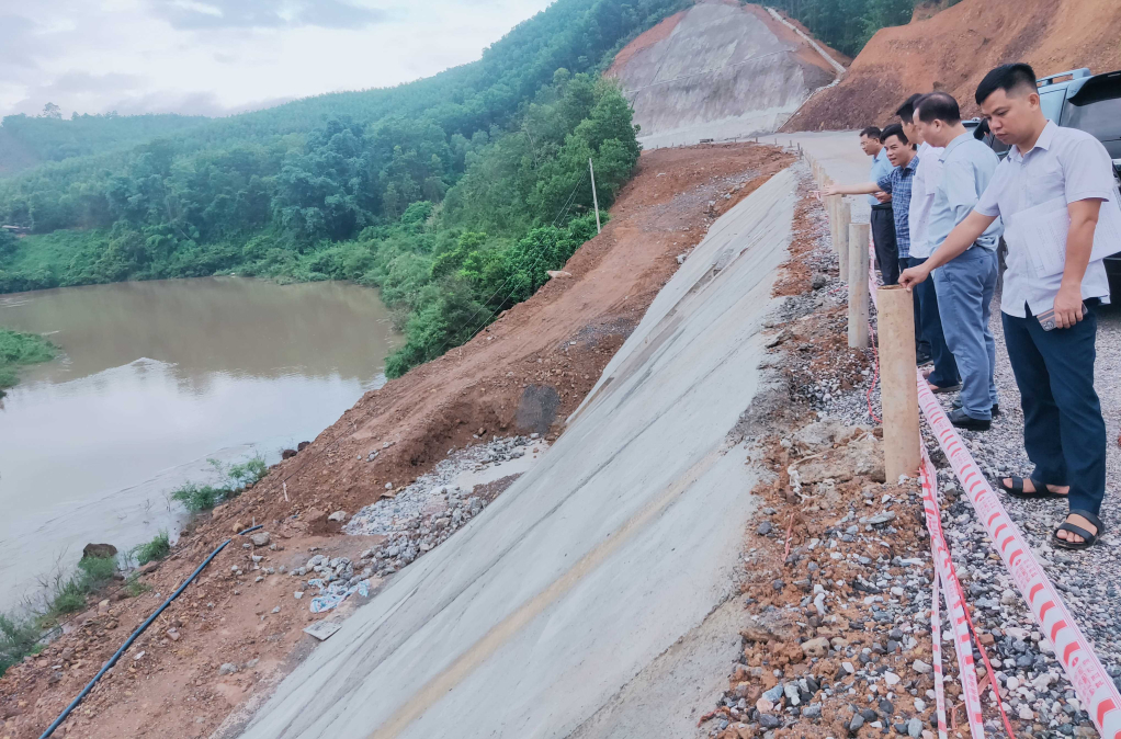Đoàn công tác huyện Ba Chẽ kiểm tra một số tuyến ống bị hư hỏng do các đơn vị thi công gây ra tại xã Đạp Thanh và Lương Mông. Ảnh: Bình Minh, Trung tâm TT-VH huyện Ba Chẽ.