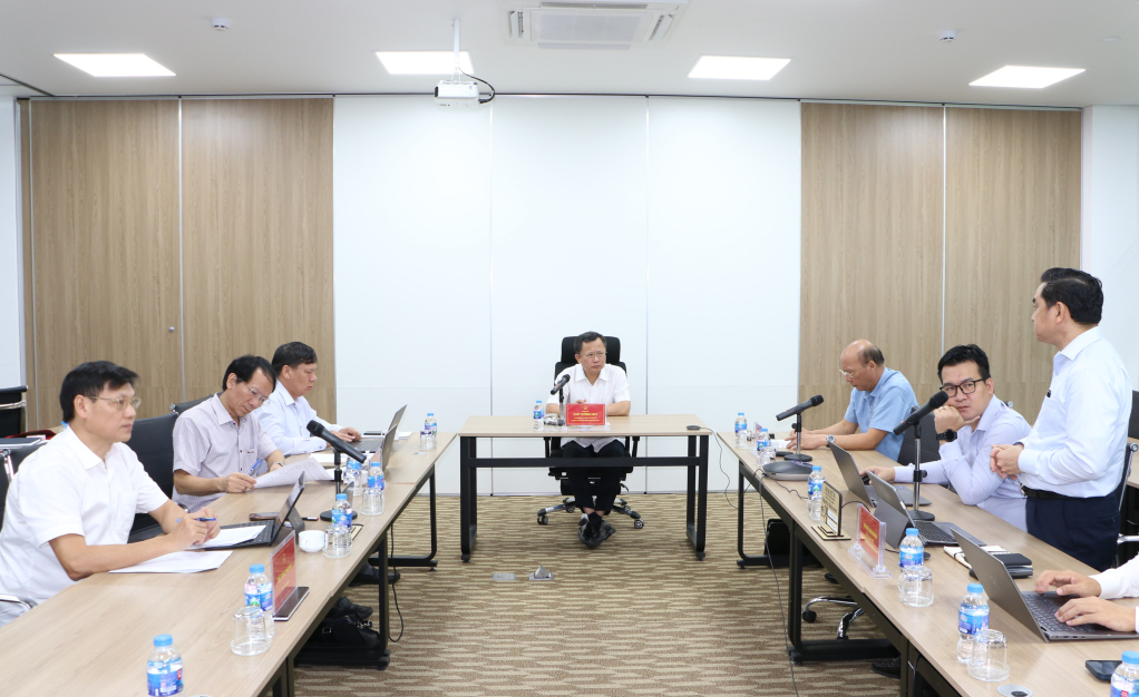 Đồng chí Cao Tường Huy, Quyền Chủ tịch UBND tỉnh, nghe chủ đầu tư KCN Bắc Tiền Phong báo cáo khó khăn, vướng mắc trong quá trình triển khai đầu tư