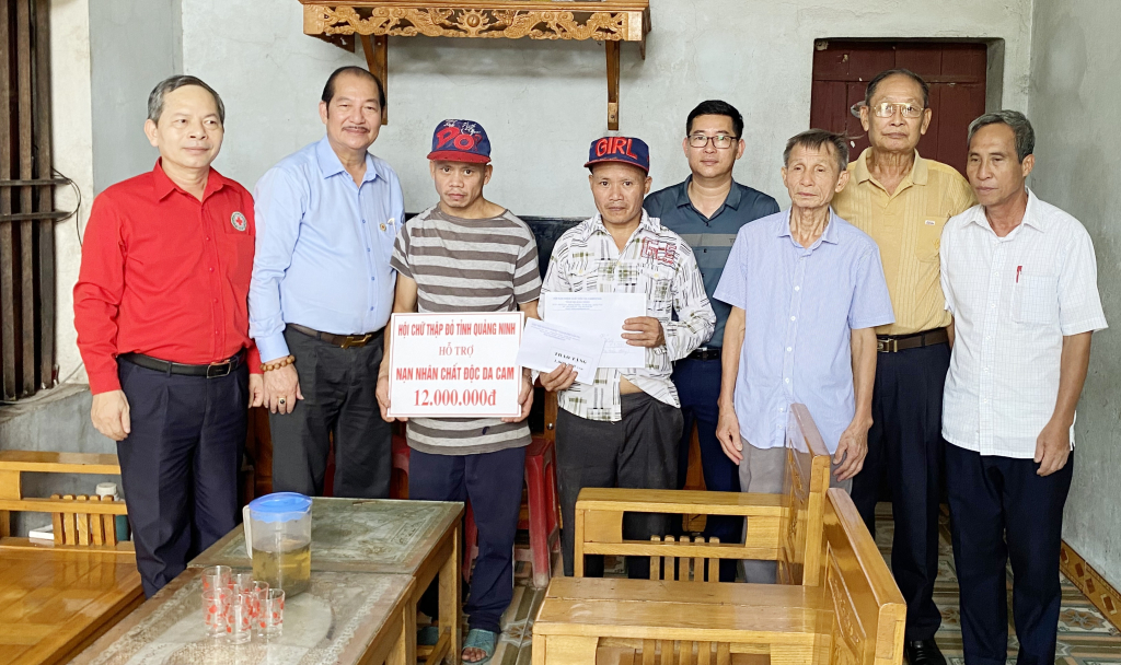 Lãnh đạo Hội CTĐ tỉnh, Hội Nạn nhân chất độc da cam/dioxin tỉnh và Hiệp hội Doanh nghiệp TP Cẩm Phả và đại diện chính quyền địa phương đã trao hỗ trợ cho nạn nhân chất độc da cam ở xã Đông Ngũ (huyện Tiên Yên).