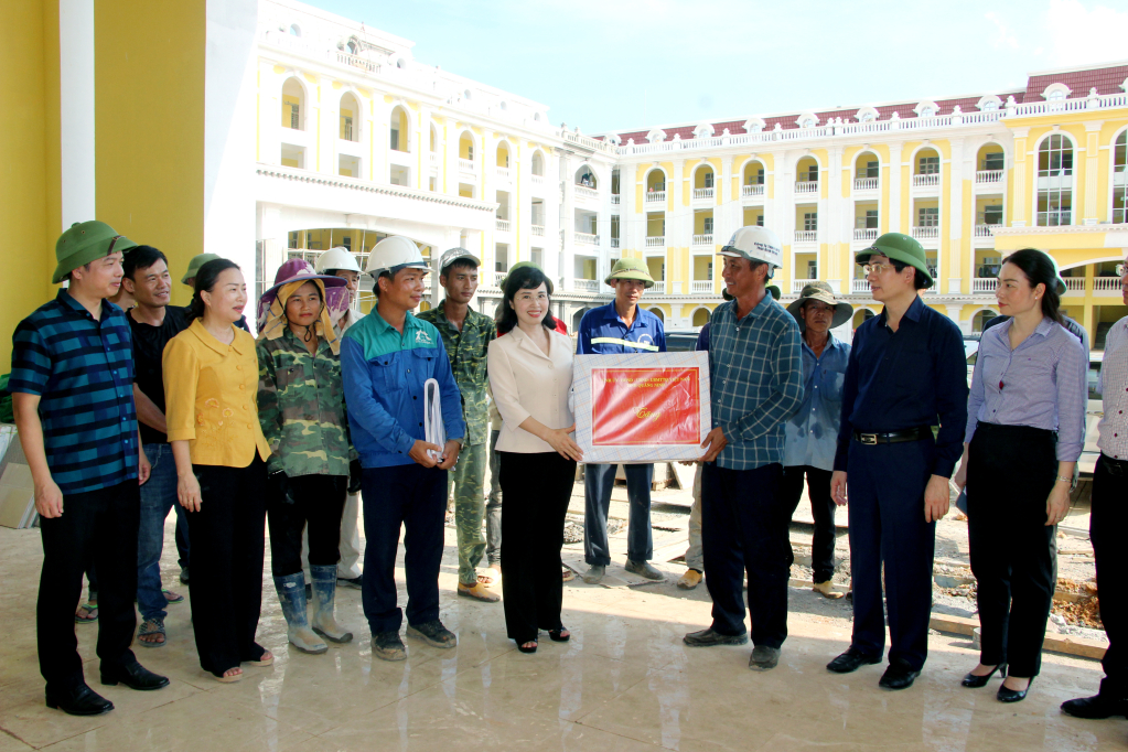 Đồng chí Trịnh Thị Minh Thanh, Phó Bí thư Thường trực Tỉnh ủy, tặng quà công nhân đang trực tiếp thi công tại dự án Trường THCS&THPT Quảng La.