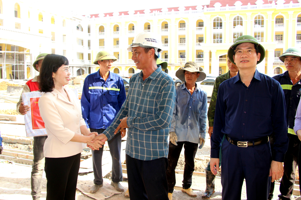 Đồng chí Trịnh Thị Minh Thanh, Phó Bí thư Thường trực Tỉnh ủy, động viên đơn vị nhà thầu quyết tâm hoàn thành dự án Trường THCS&THPT Quảng La, trước ngày 20/10/2023.