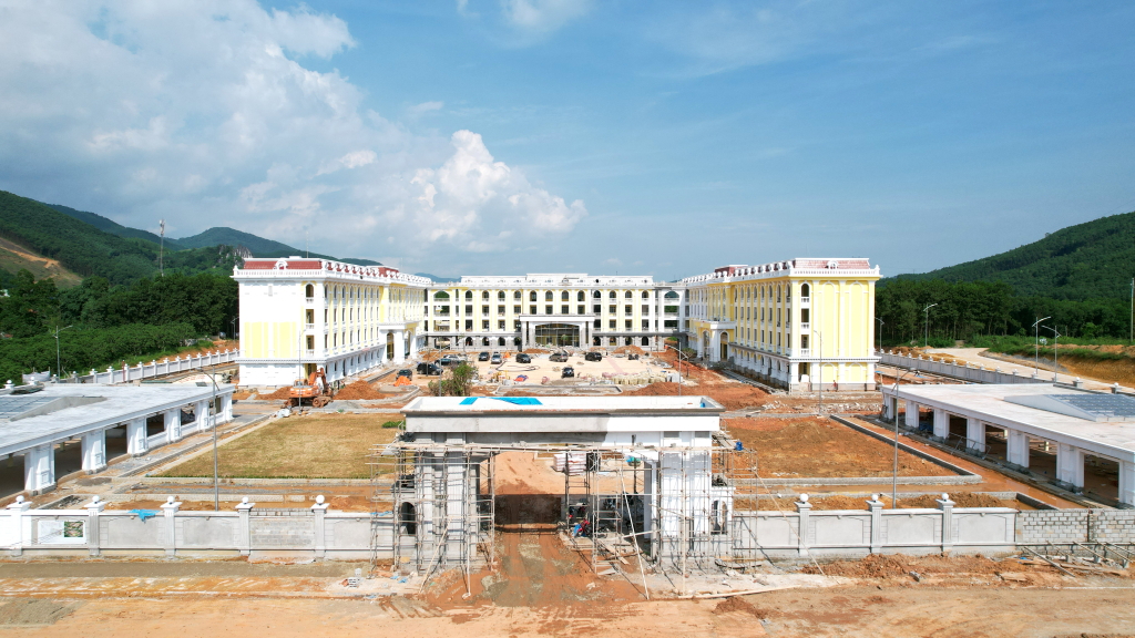 Trường THCS&THPT Quảng La (xã Quảng La, TP Hạ Long) đang được gấp rút hoàn thiện. Ảnh: Mạnh Trường