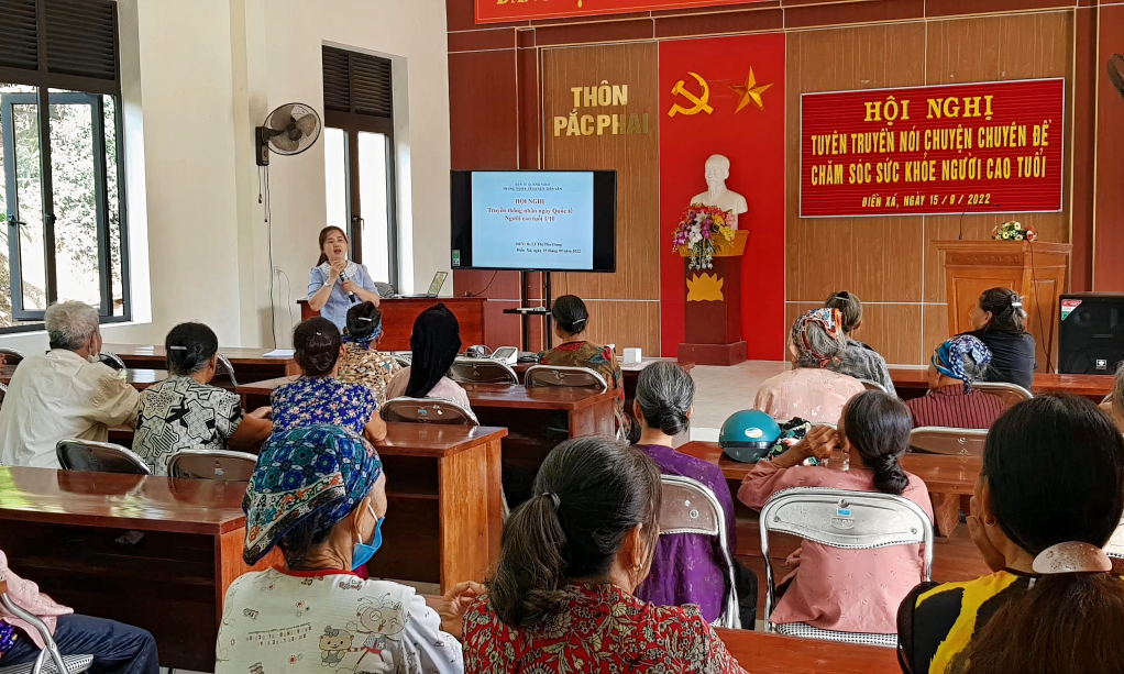 Trung tâm Y tế huyện Tiên Yên tổ chức nói chuyện chuyên đề về chăm sóc sức khỏe NCT tại xã Điền Xá.