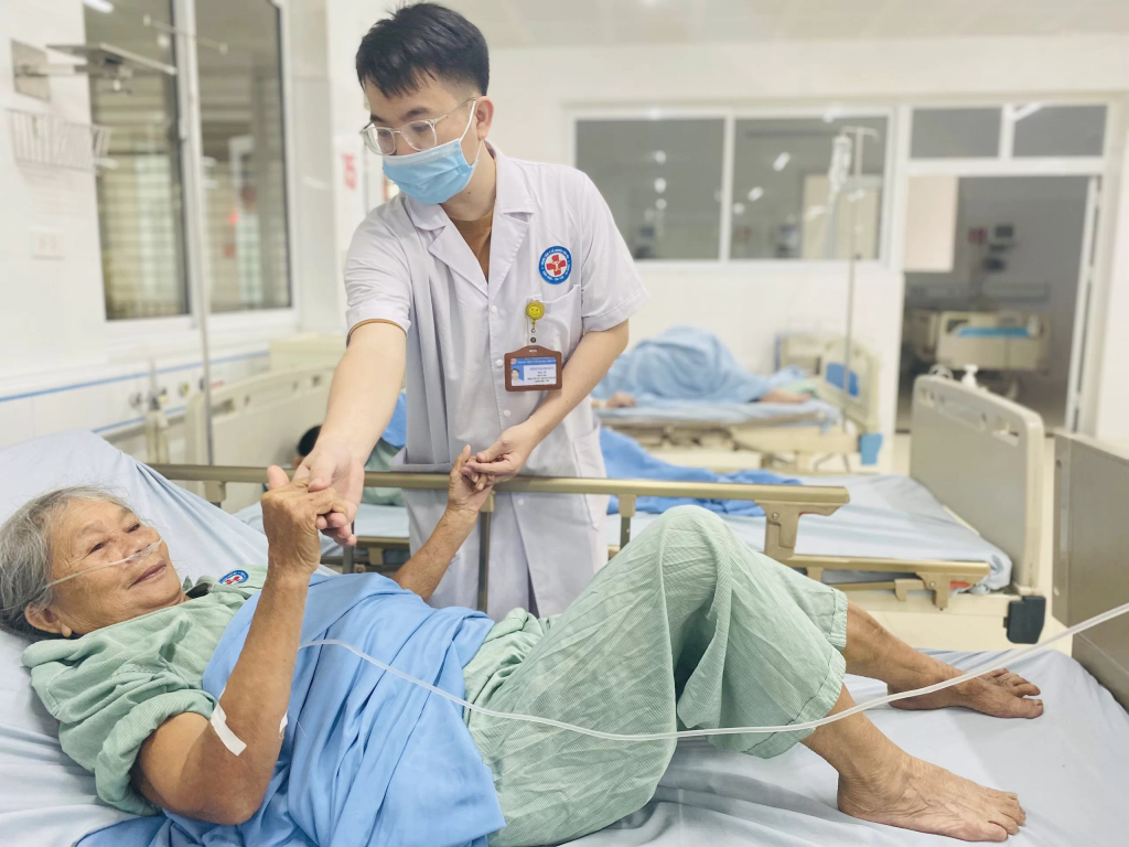 Bác sĩ Trung tâm Y tế huyện Tiên Yên tập phục hồi chức năng cho bệnh nhân tai biến mạch máu não. (Ảnh do Trung tâm Y tế huyện cung cấp)