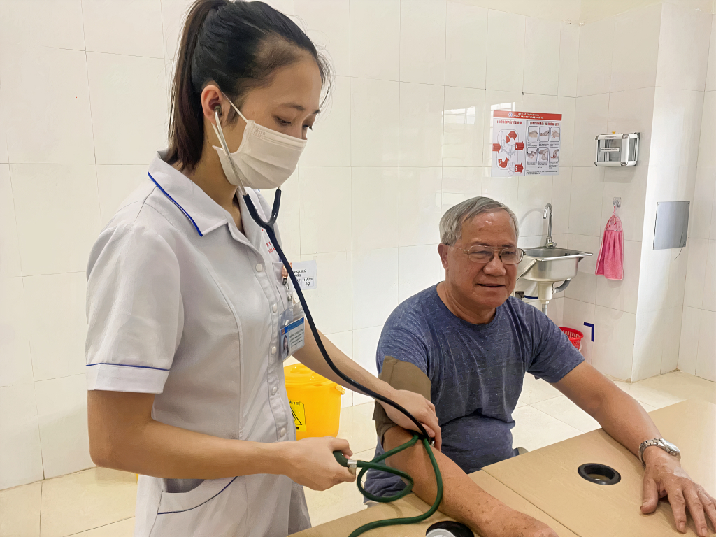 Trung tâm Y tế huyện Hải Hà tổ chức khám bệnh cho các thương bệnh binh cho trên địa bàn thị trấn Quảng Hà.