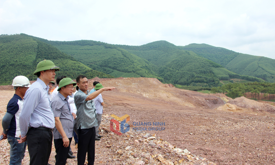 Đồng chí Cao Tường Huy, Quyền Chủ tịch UBND tỉnh kiểm tra tiến độ thực hiện GPMB đối với sân golf Đông Triều.