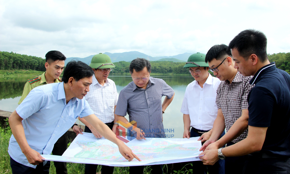 Đồng chí Cao Tường Huy, Quyền Chủ tịch UBND tỉnh, nghe TP Hạ Long và sở, ngành liên quan báo cáo lập quy hoạch sân golf An Biên.  