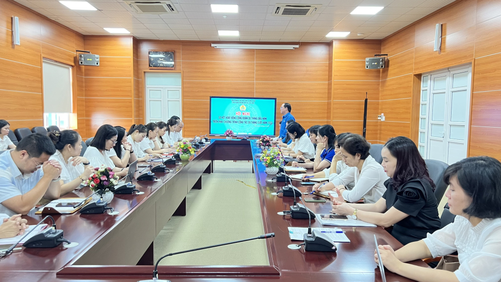 Lãnh đạo Công đoàn Viên chức tỉnh dự họp và phát biểu chỉ đạo tại hội nghị sơ kết 6 tháng đầu năm 2023 của Công đoàn trường Đại học Hạ Long.