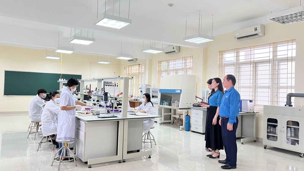 Đồng chí Phạm Hoài Ân, Chủ tịch Công đoàn Viên chức tỉnh thăm và động viên phong trào thi đua của cán bộ, giáo viên trường Đại học Hạ Long.