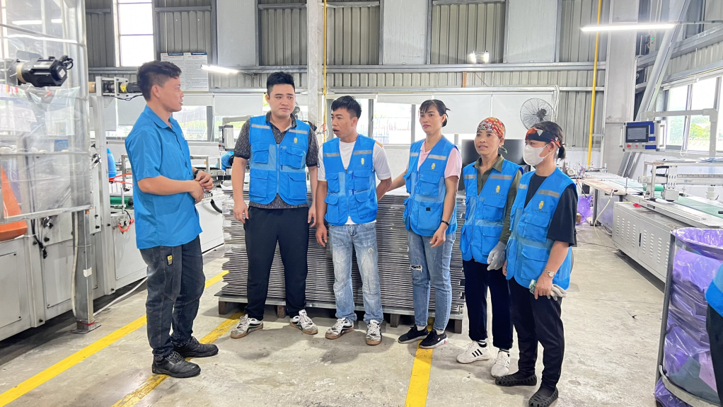 LĐLĐ thị xã Quảng Yên tổ chức họp các công đoàn cơ sở sau Đại hội để quán triệt Nghị quyết Đại hội công đoàn các cấp.