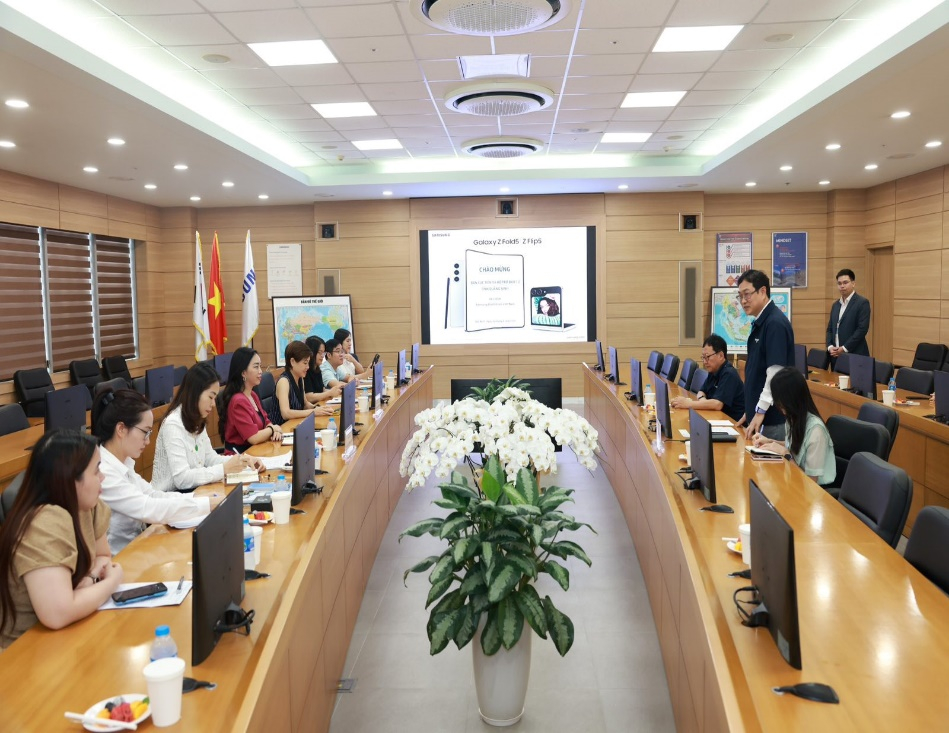 Đoàn công tác làm việc tại Trụ sở Công ty Samsung Electronics Việt Nam (SEV), ngày 22/8/2023.