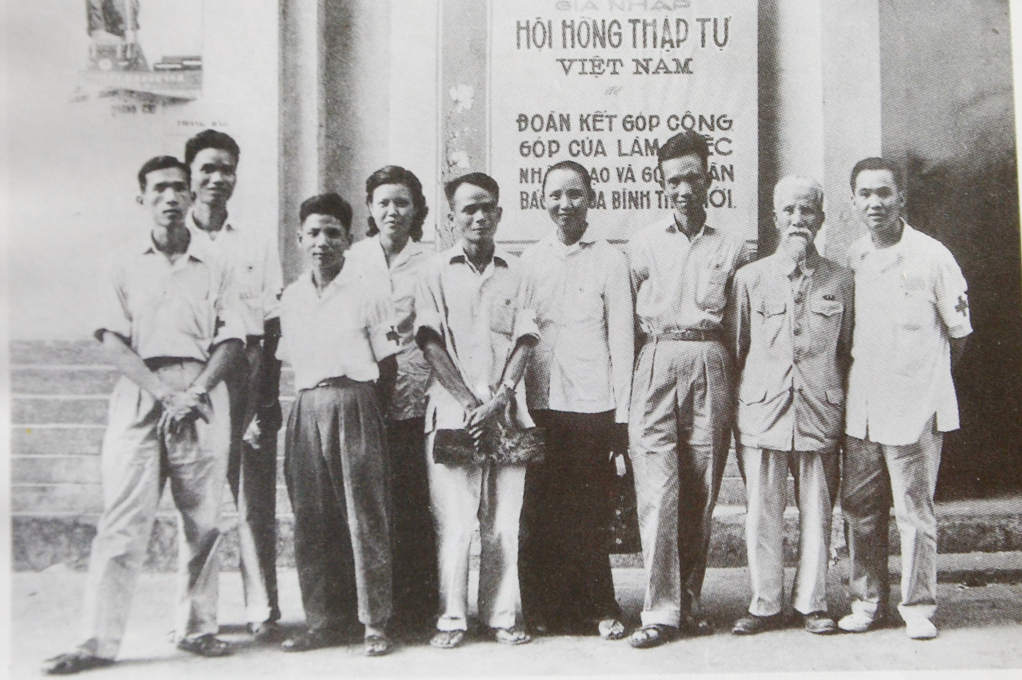Ban Chấp hành Chi hội Hồng thập tự khu Hồng Quảng ngày mới thành lập (tháng 9/1961). Ảnh tư liệu