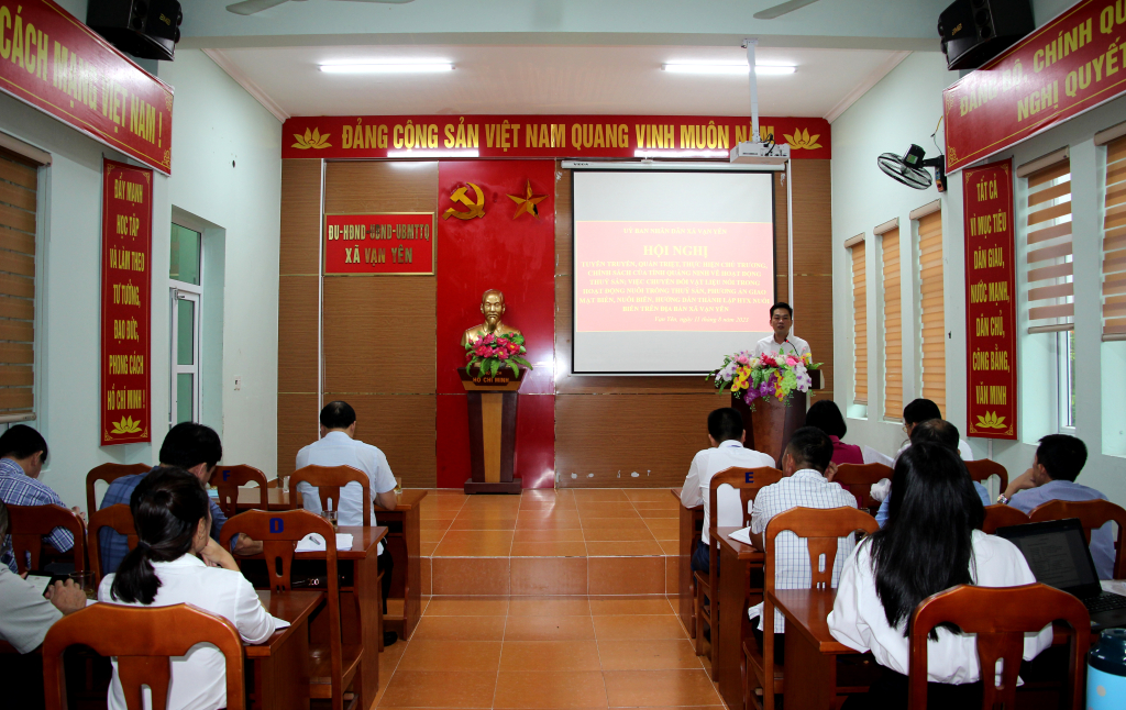 Phòng Tài nguyên và Môi trường huyện Vân Đồn phổ biến hướng dẫn cấp khu vực biển NTTS. Ảnh: Mạnh Trường