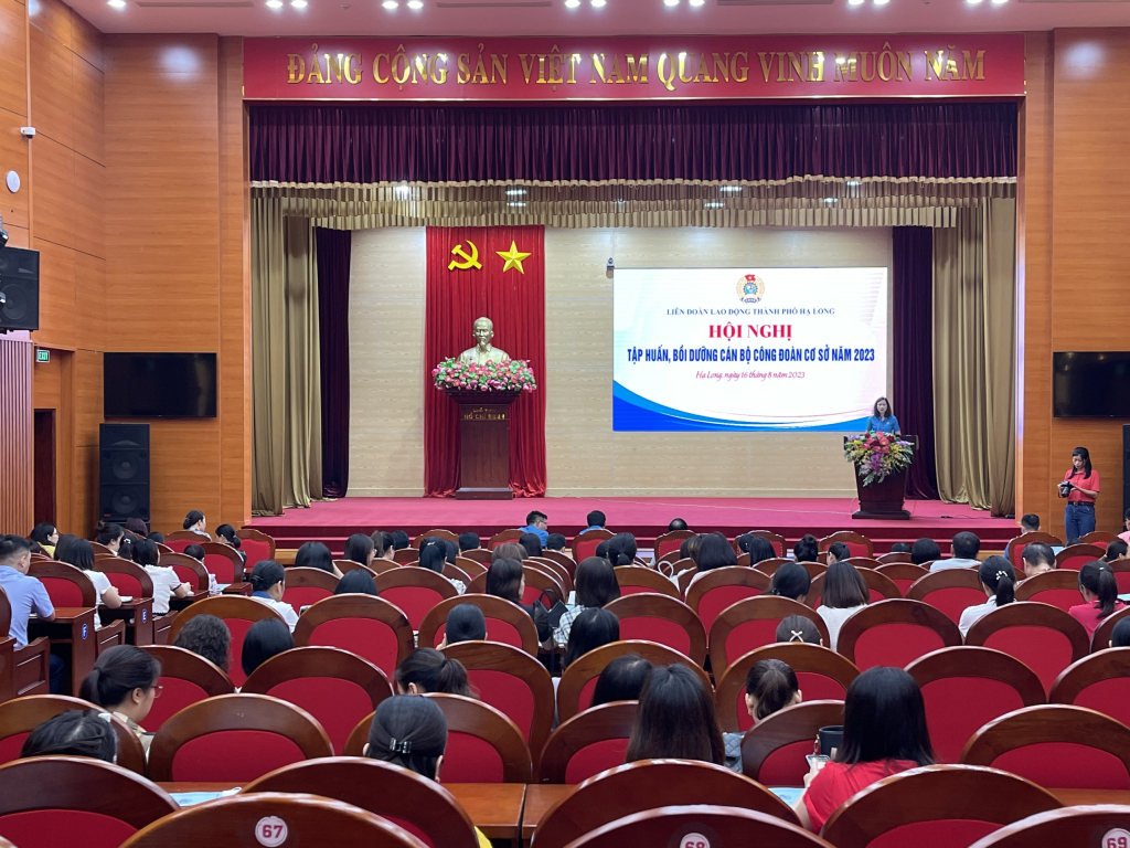 LĐLĐ Hạ Long tập huấn cho cán bộ công đoàn cơ sở.