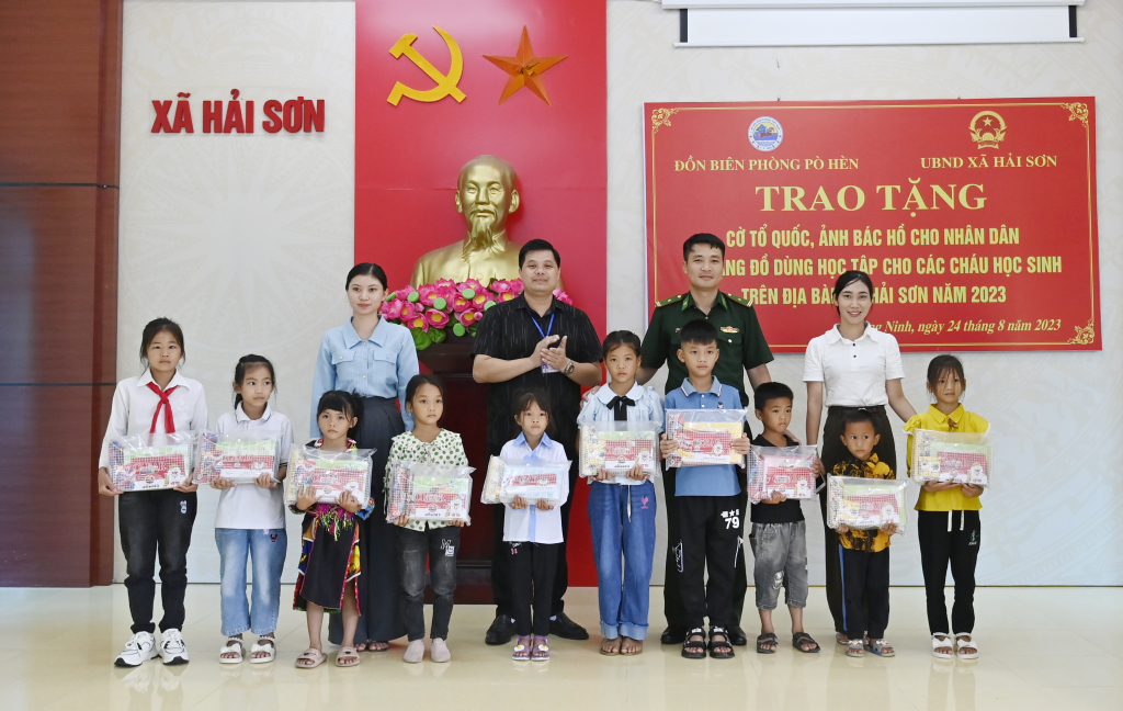 Đồn BP Pò Hèn, UBND xã Hải Sơn tặng đồ dùng học tập cho các cháu học sinh có hoàn cảnh khó khăn.