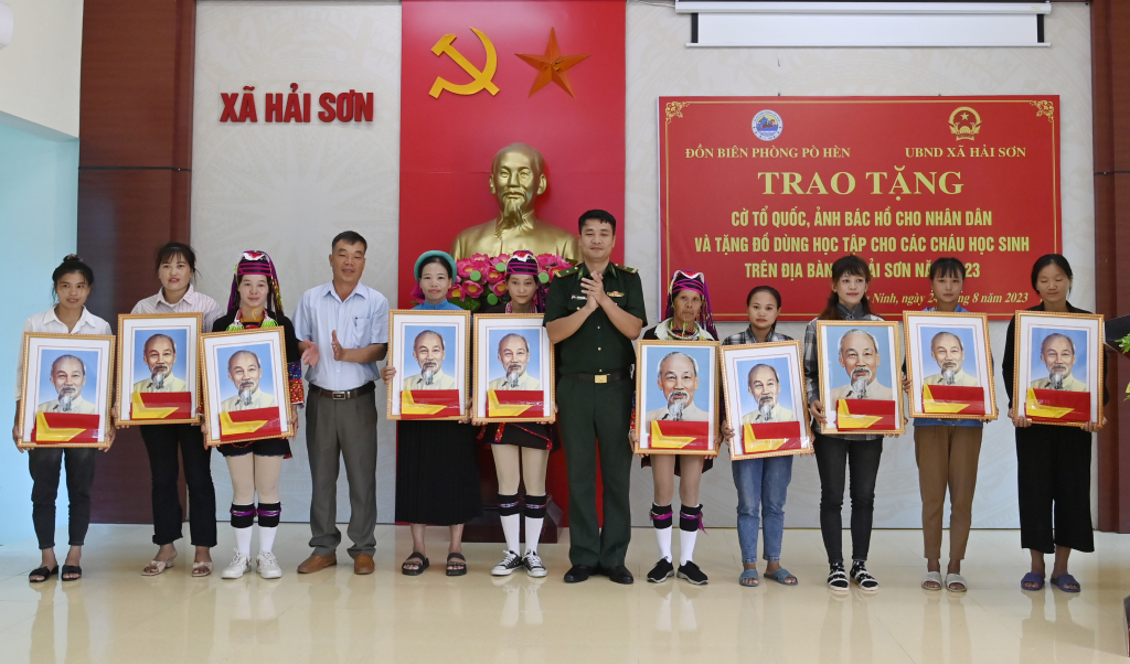 Đồn Pò Hèn, UBND xã Hải Sơn phối hợp tặng cờ Tổ quốc và ảnh Bác Hồ cho người dân trên địa bàn.