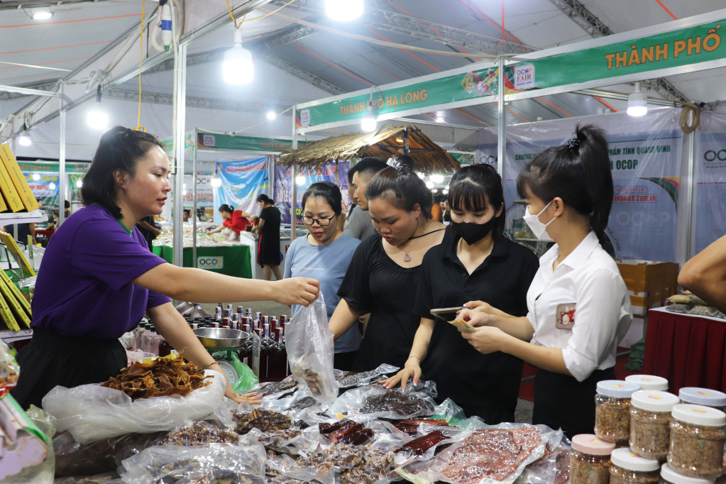 Đông đảo người dân tới mua sắm sản phẩm tại Tuần Xúc tiến tiêu thụ sản phẩm OCOP, sản phẩm nông sản Quảng Ninh năm 2023.
