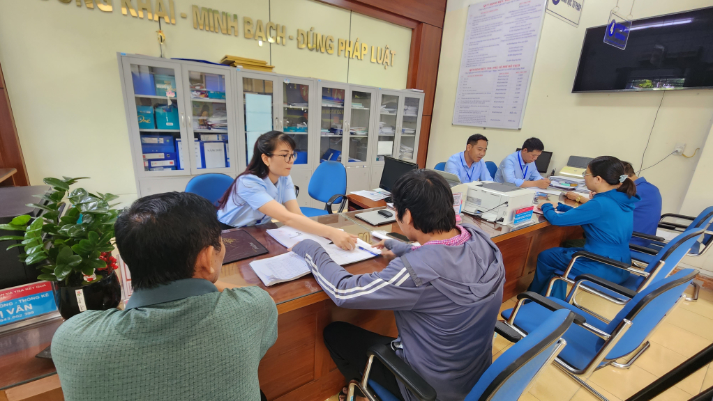 Người dân đến giải quyết TTHC tại Bộ phận tiếp nhận và trả kết quả hiện đại thị trấn Quảng Hà.