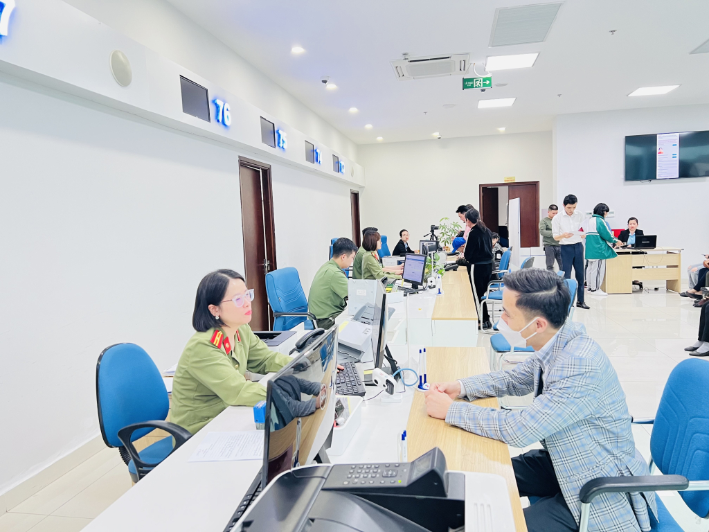 CBCCVC Trung tâm phục vụ hành chính công Quảng Ninh tích cực giải quyết thủ tục hành chính cho người dân, doanh nghiệp.