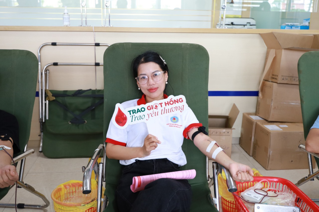 Chị Phùng Thị Hoa tham gia hiến máu tình nguyện